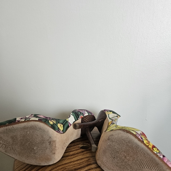 Guess Flower Stilettos. - Picture 3 of 4